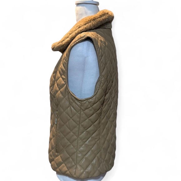 Vest Guess Large Quilted Faux Fur P-P20” L23” - Picture 2 of 5